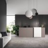 Bancone reception con pannello laterale About Office
